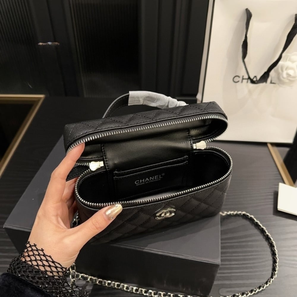 Chanel 25C Matelasse Vanity Black 19cm