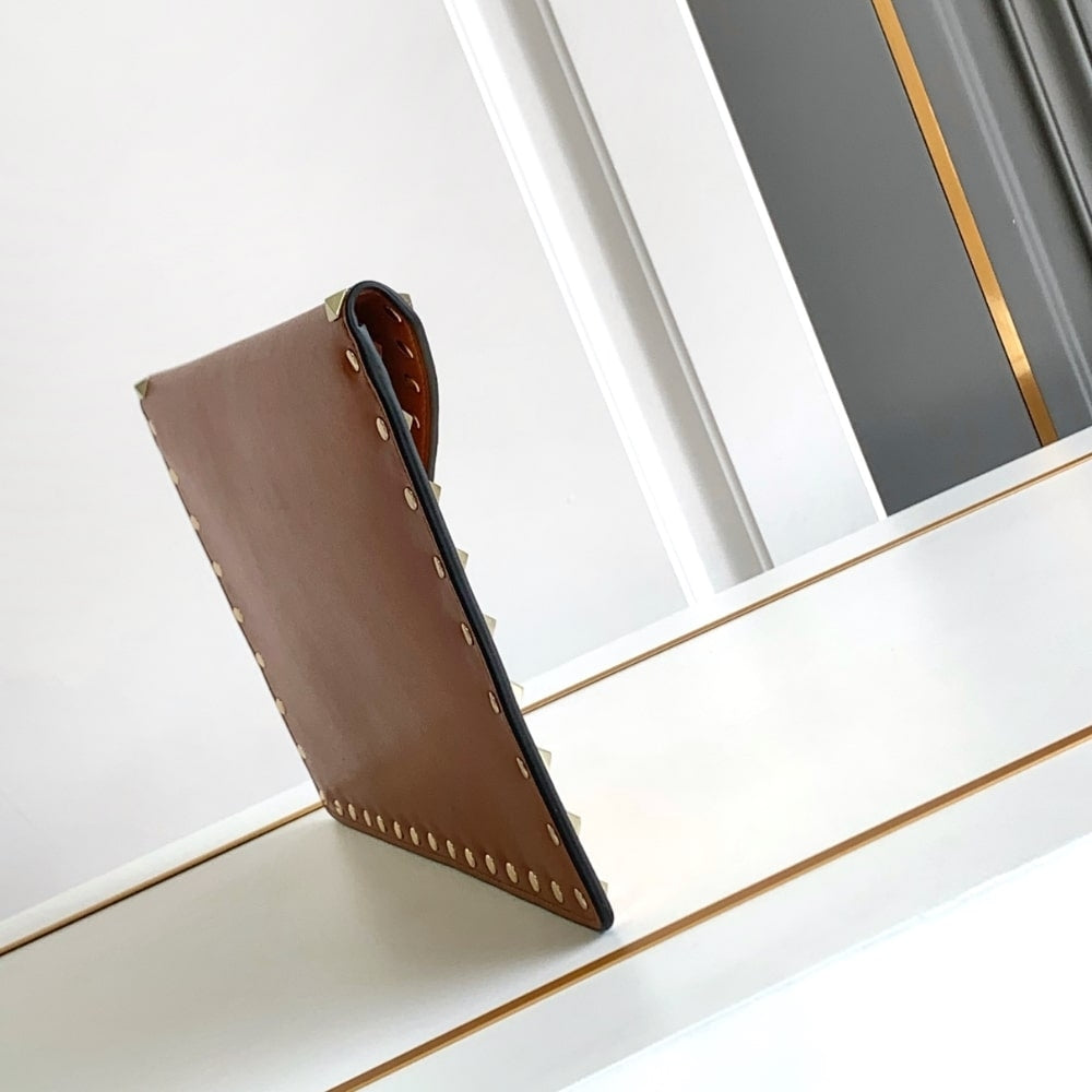 Valentino Garavani Rockstud Raffia Clutch Bag Brown
