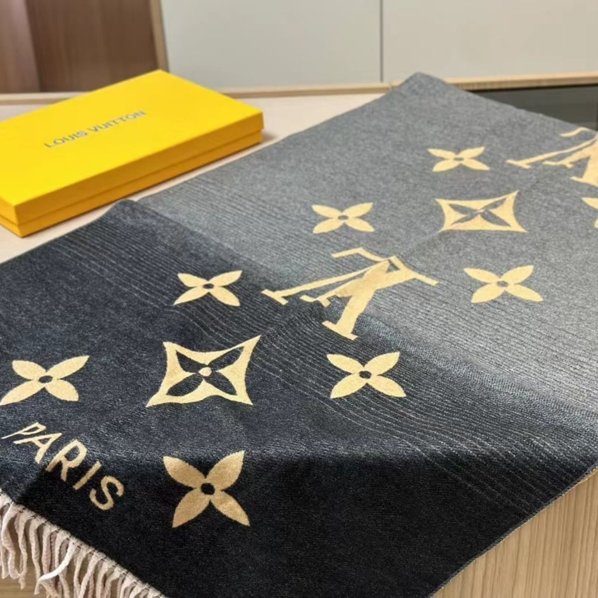 Louis Vuitton Gradient Shawl Black Grey 190Cm