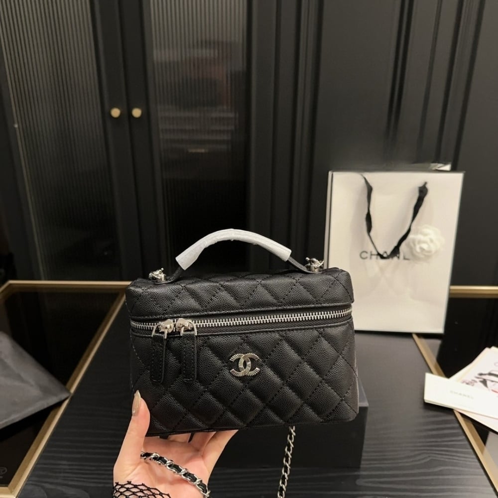 Chanel 25C Matelasse Vanity Black 19cm