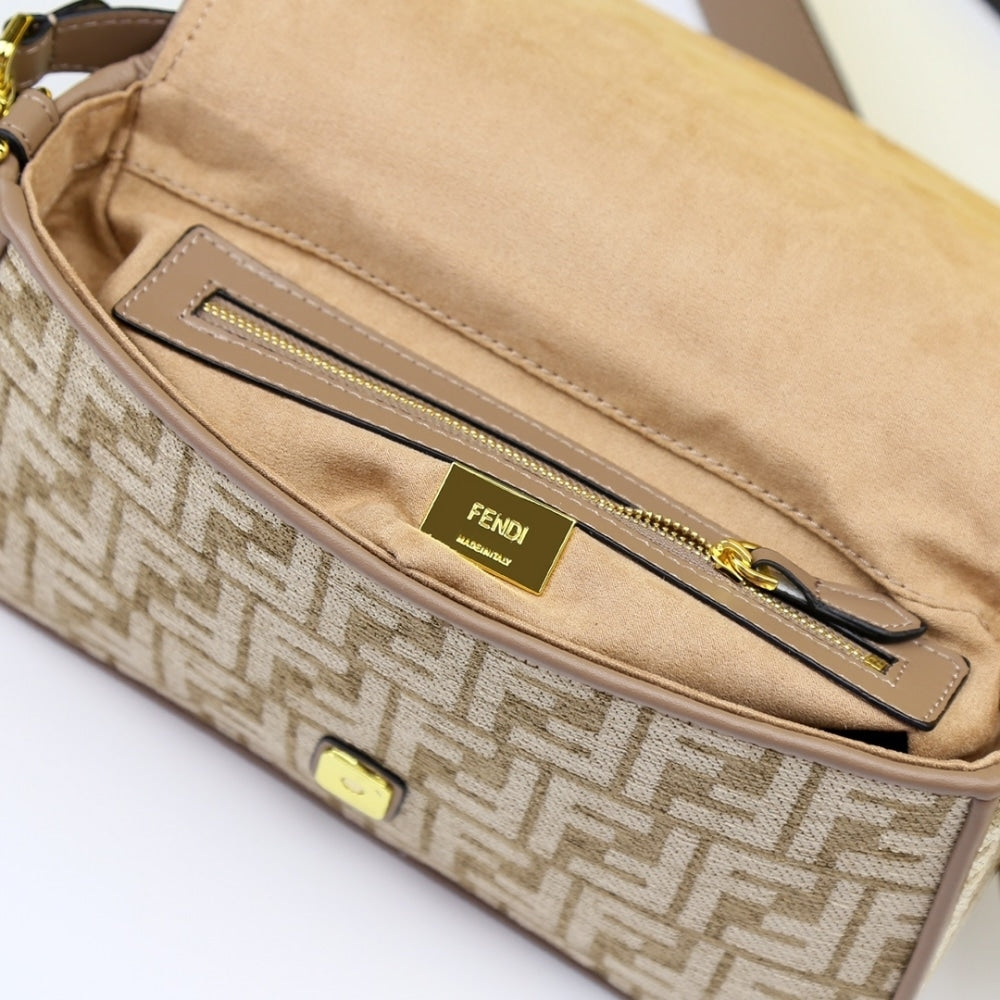 Fendi Baguette Bag Beige 27cm FENXT98SGRYLLLLL00