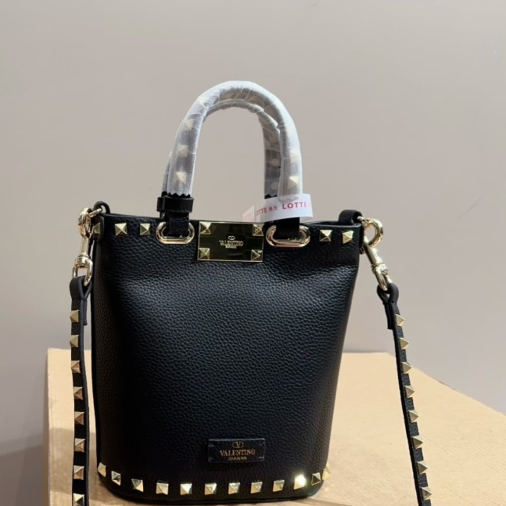 Valentino Rockstud Crossbody Pouch Black 19cm